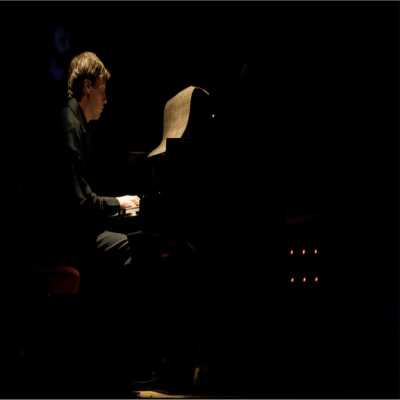 Scopri di più sull'articolo Davide Longo e l’improvvisazione tra armonie e melodie tardo romantiche