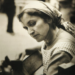 Read more about the article Violeta Parra, storia di donna dalla musica popolare alla poesia di Neruda