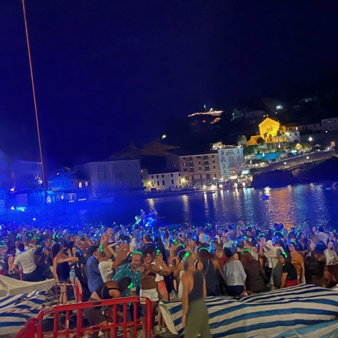 Read more about the article Shh! si balla: a Sestri Levante cinquemila in spiaggia per la “Silent Disco”