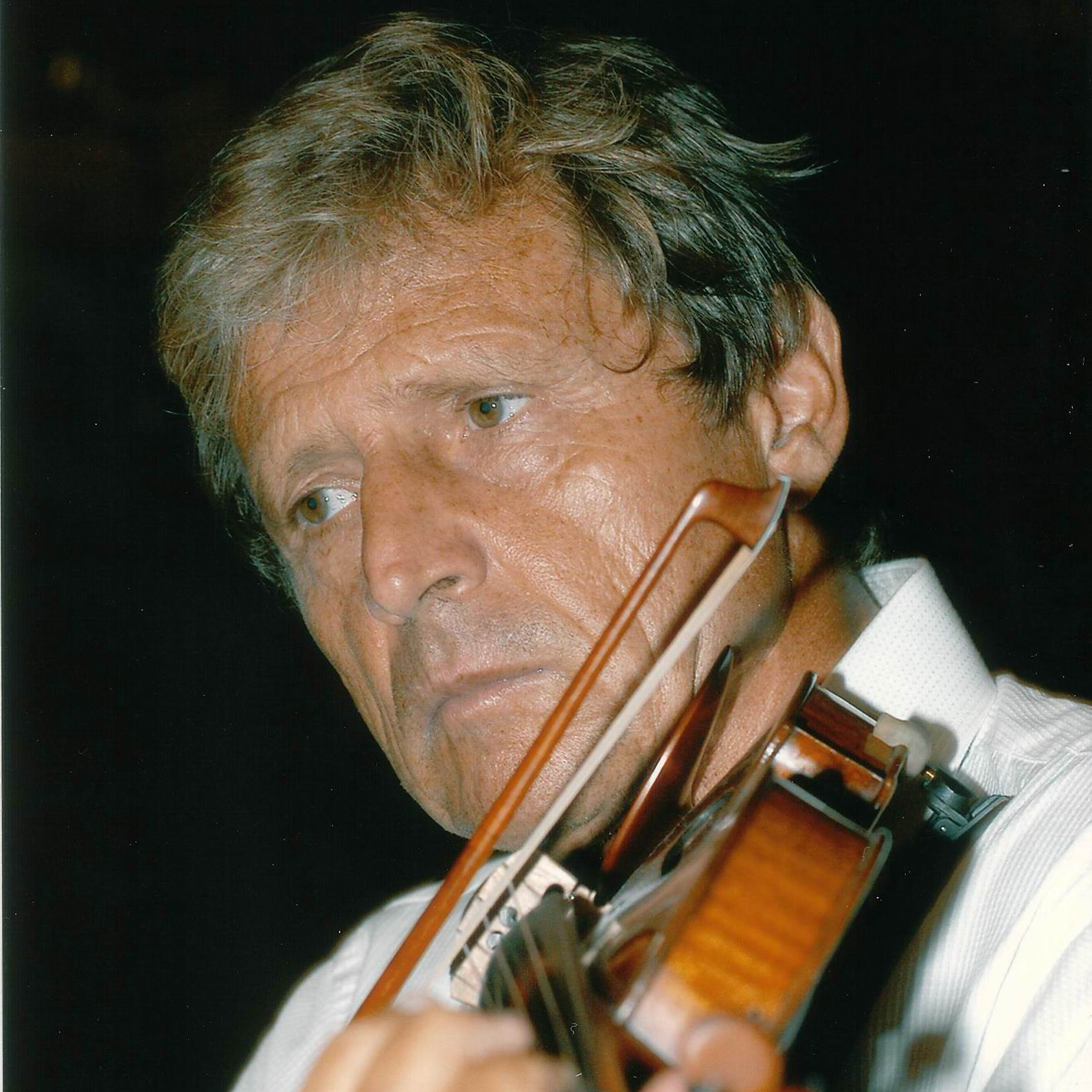 Read more about the article Ughi, il violino e i giovani