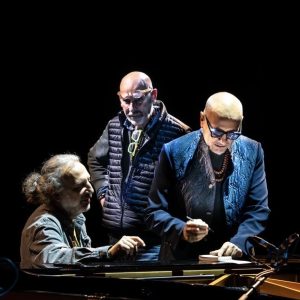 Scopri di più sull'articolo Tre pianoforti, una sola anima: Bollani, Rea e Moroni incantano il Carlo Felice
